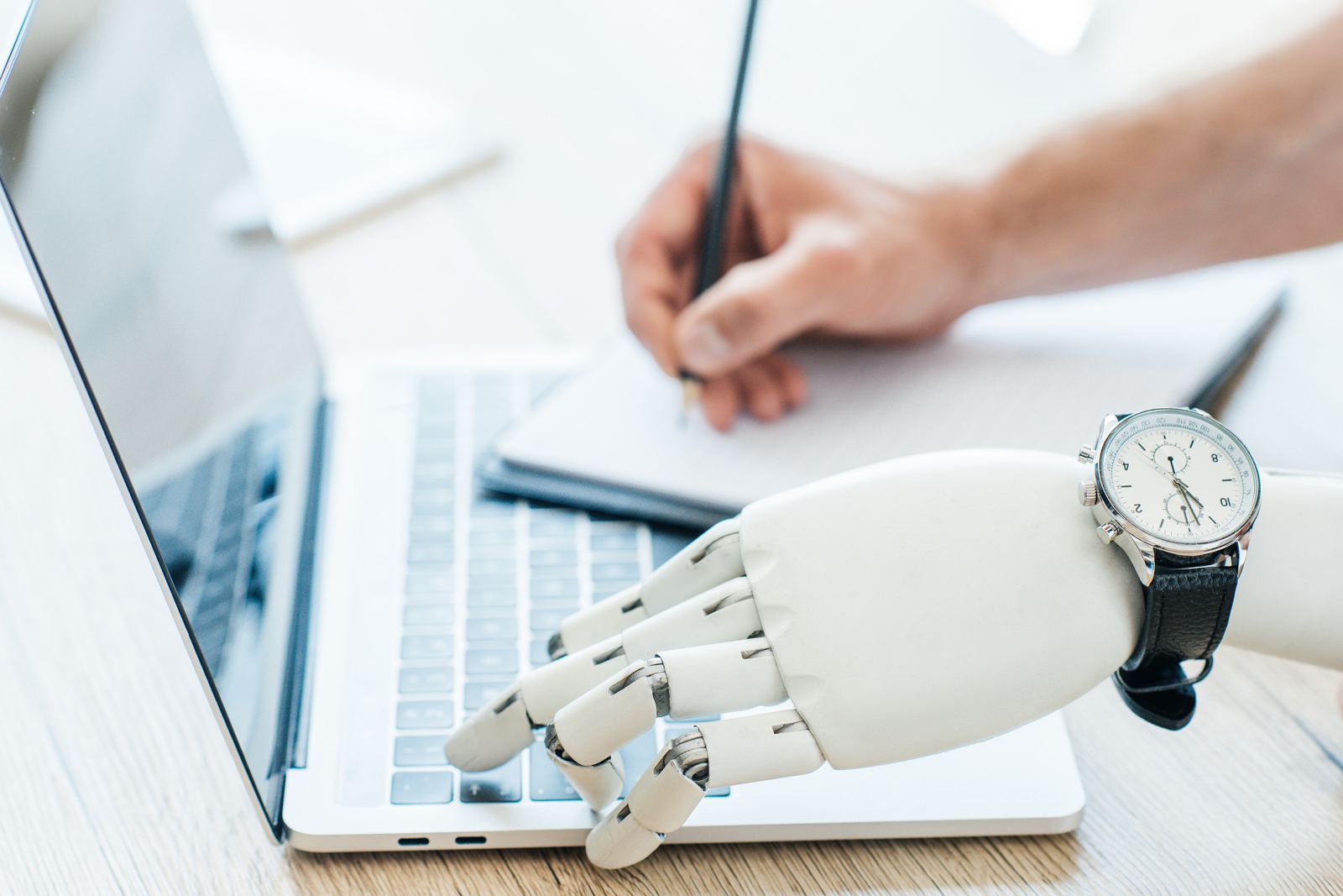 Schéma conceptuel d'automatisation des processus d'entreprise avec des agents IA connectés en réseau